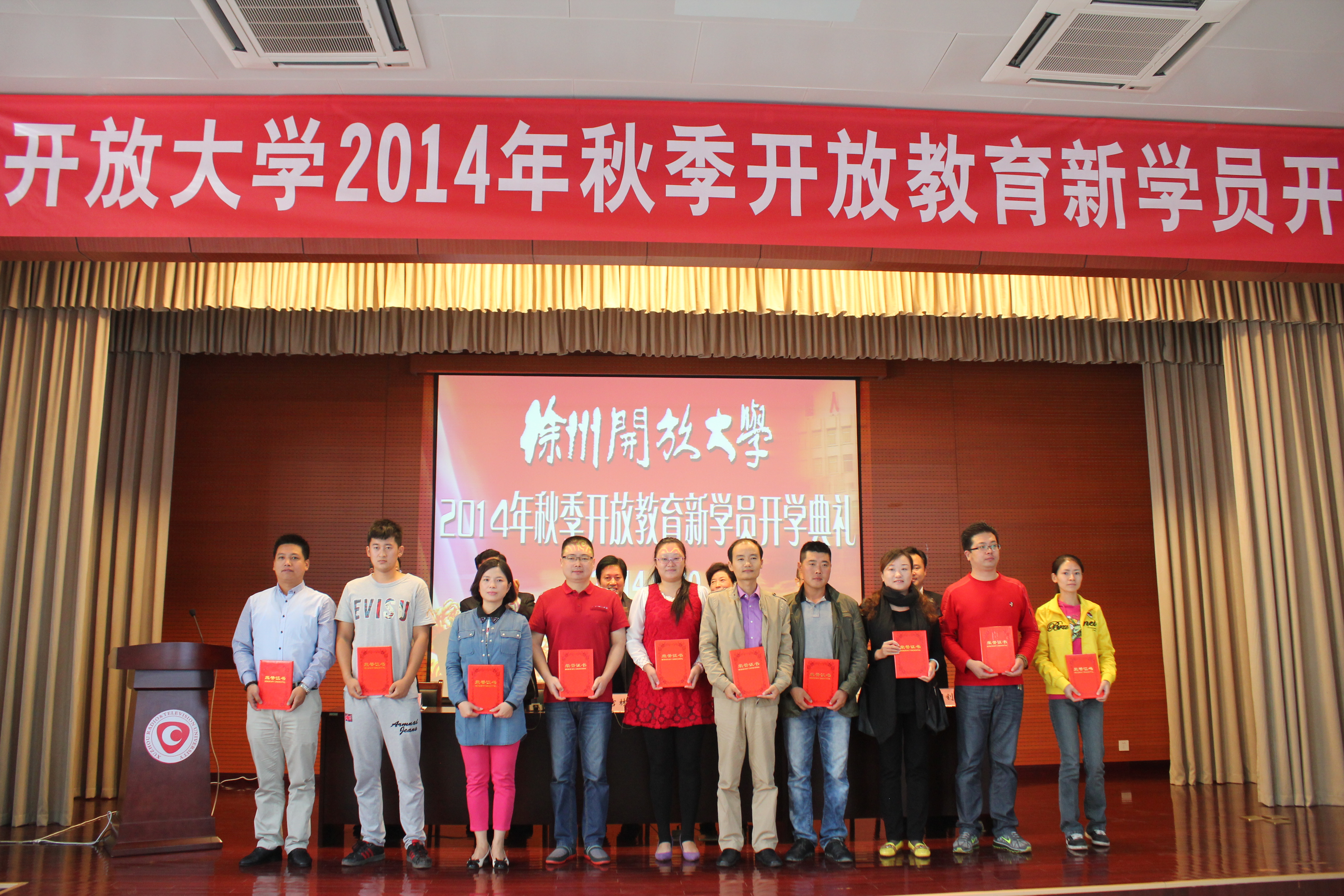 给优秀学员代表颁奖