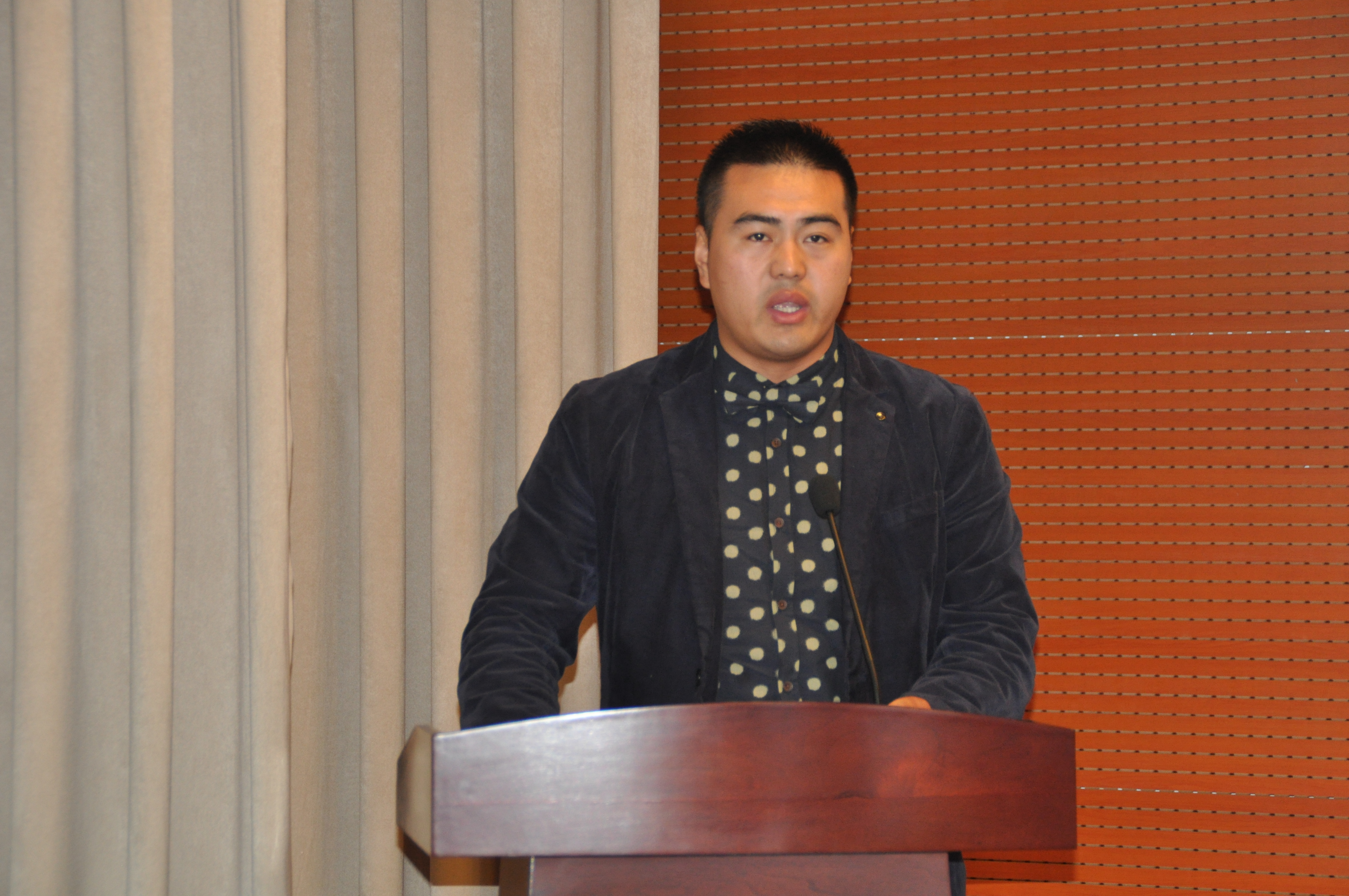 新学员代表乔凯同学发言