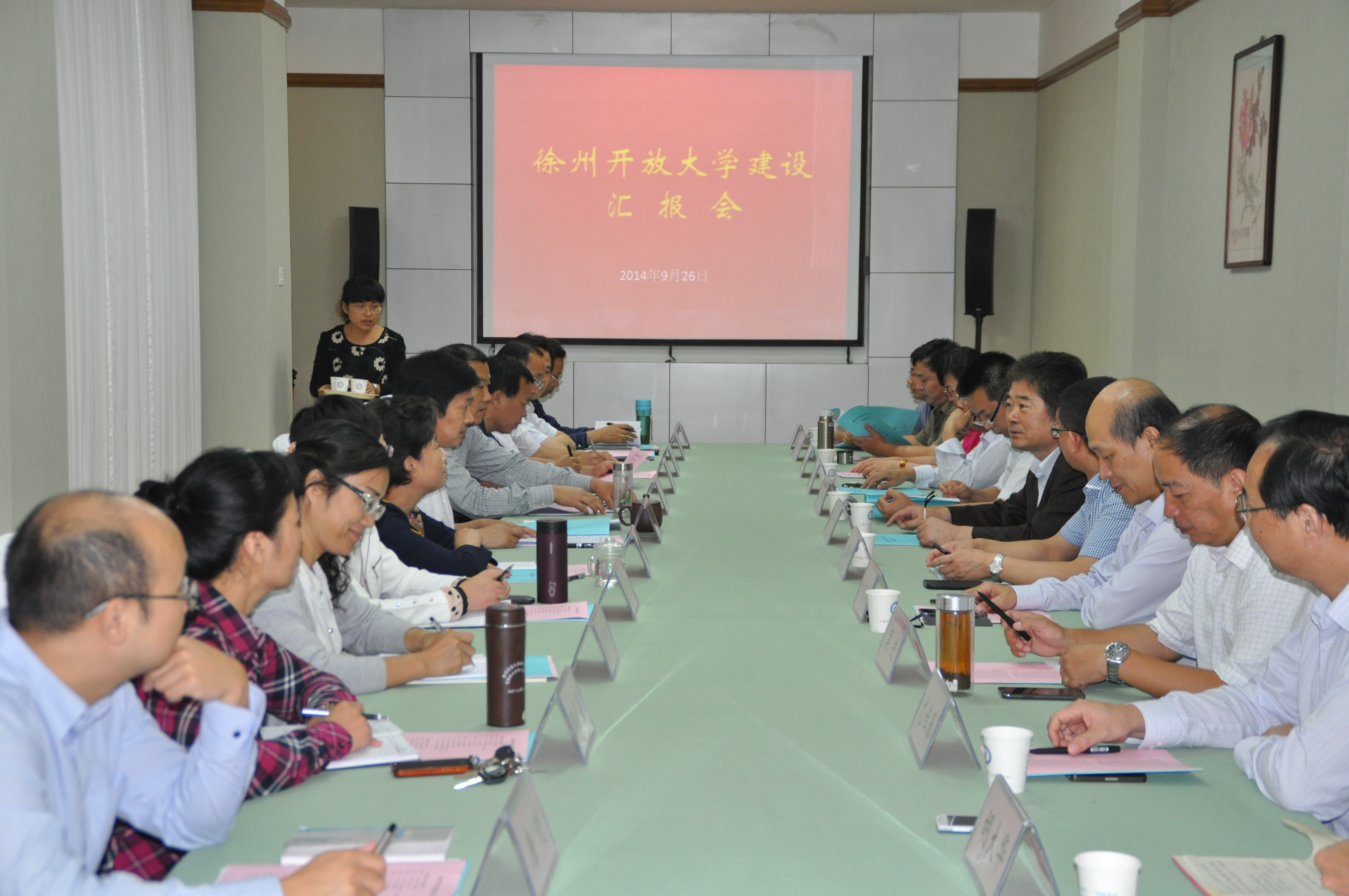 在一楼会议室我校领导热情接待了彭坤明书记一行