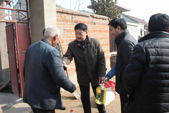 校领导把慰问物品、慰问金送到困难群众家中