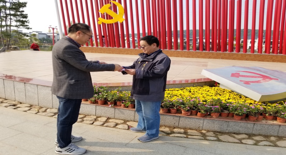 经贸学院党支部“主题党日”遇上党员“政治生日” 