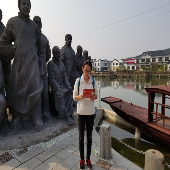 经贸学院党支部“主题党日”遇上党员“政治生日” 