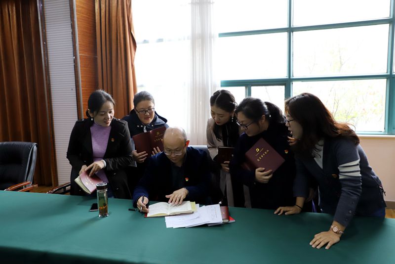 “四重四亮”让主题教育走深、走实、走心 ——机关第一党支部组织开展“不忘初心、牢记使命”主题教育“四重四亮”活动