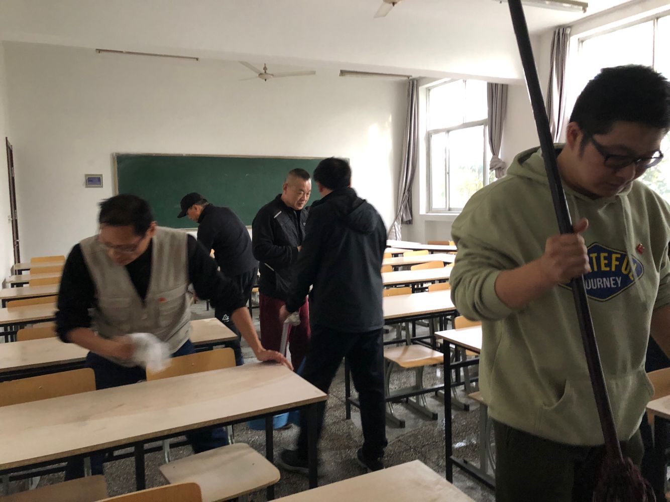 服务群众，从身边小事做起 ——记远程开放教育学院党支部志愿服务活动