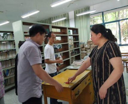 校图书馆做好搬家前的准备工作