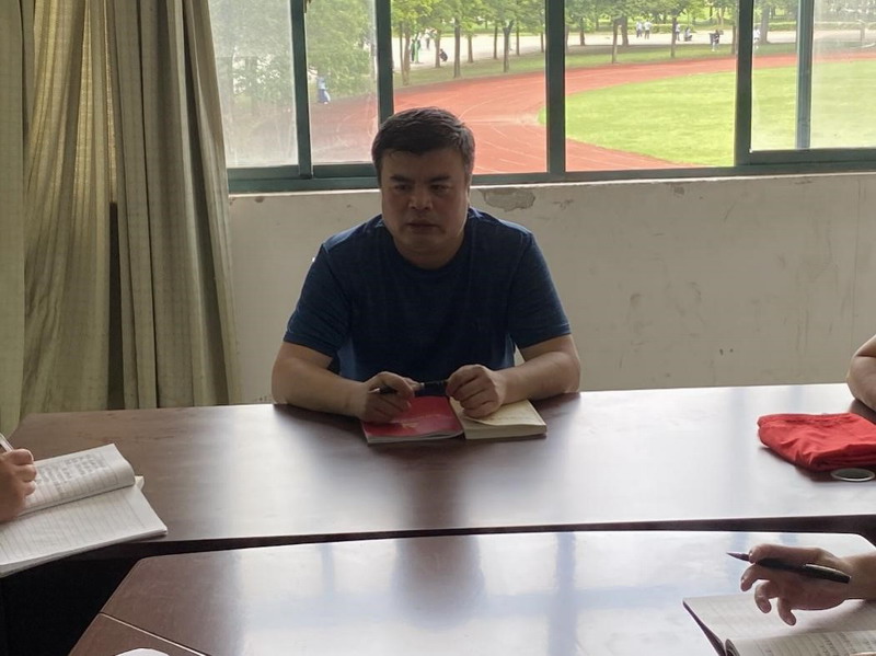 汽车工程学院党支部闫军书记主持会议