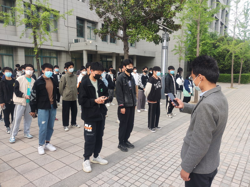 张刘乐老师组织汽车工程学院学生参加核酸检测