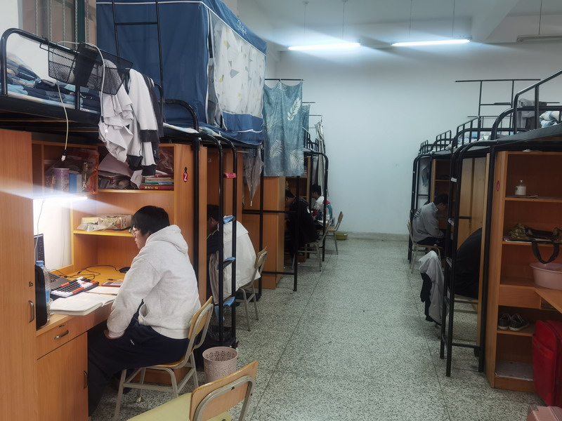 学生在宿舍上网课情况