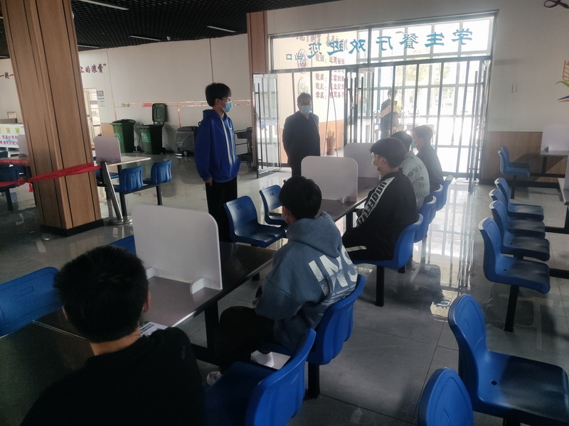 战疫先锋队队长李昂同学表态发言