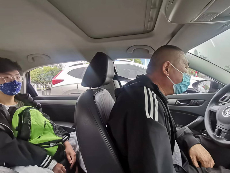 马威老师和燕师傅带学生去医院挂水