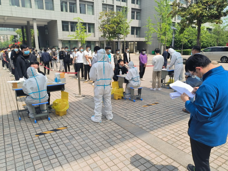 组织学生参加全员核酸检测