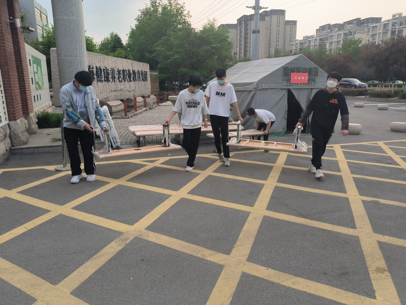 汽车学院学生帮助后勤处搬运浴室凳子
