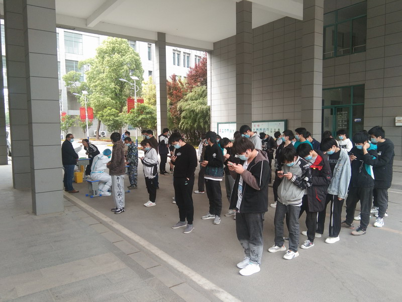 学生参加每日一次的核酸检测