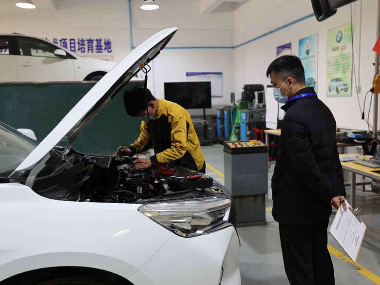 汽车机电维修比赛现场