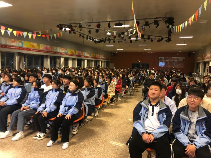 技能大师进校园 匠心筑梦促成长——经贸学院开展直播大师进校园报告会