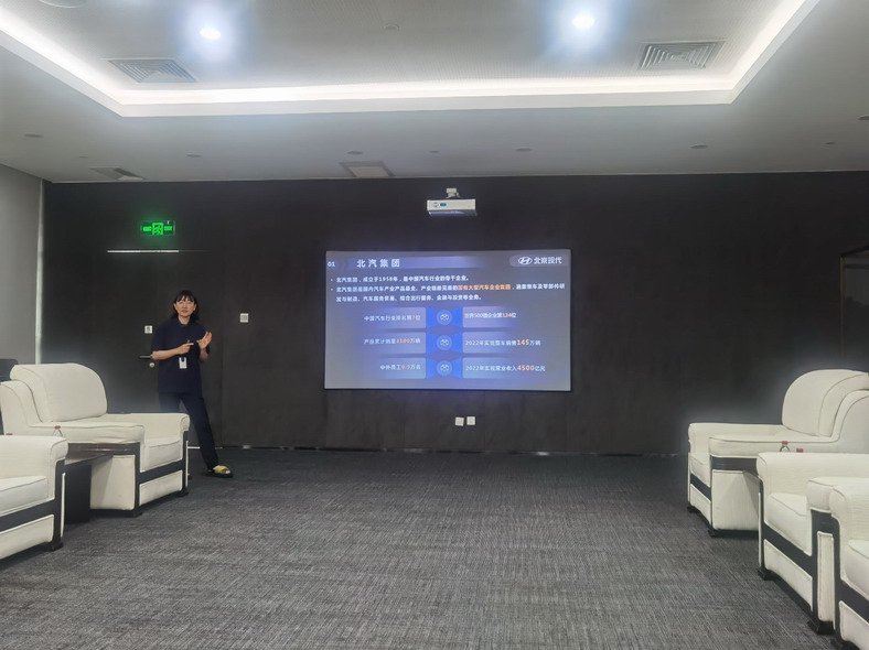 工作人员介绍北京现代汽车发展之路