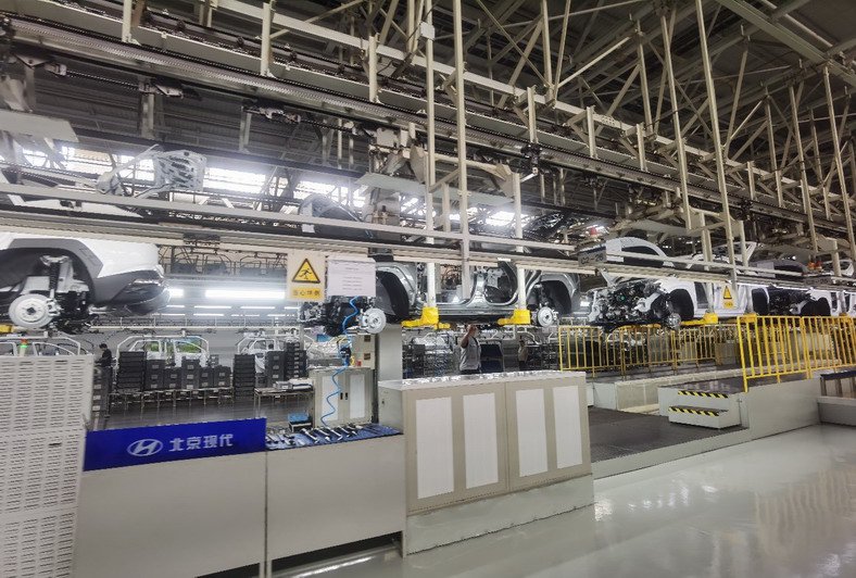 参观北京现代汽车自动化生产线