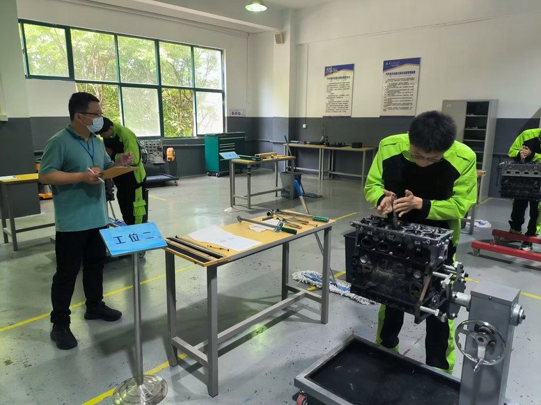 汽车维修赛项比赛中