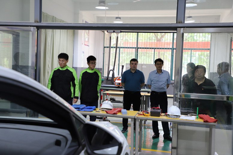 校领导视查大赛情况