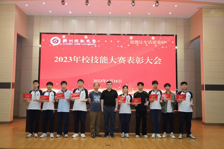 校技能大赛一等奖获奖选手合影