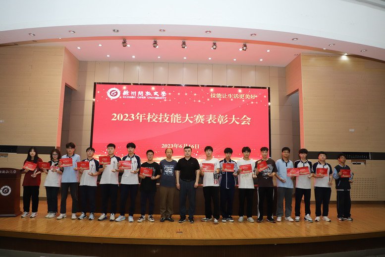校技能大赛二等奖获奖选手合影