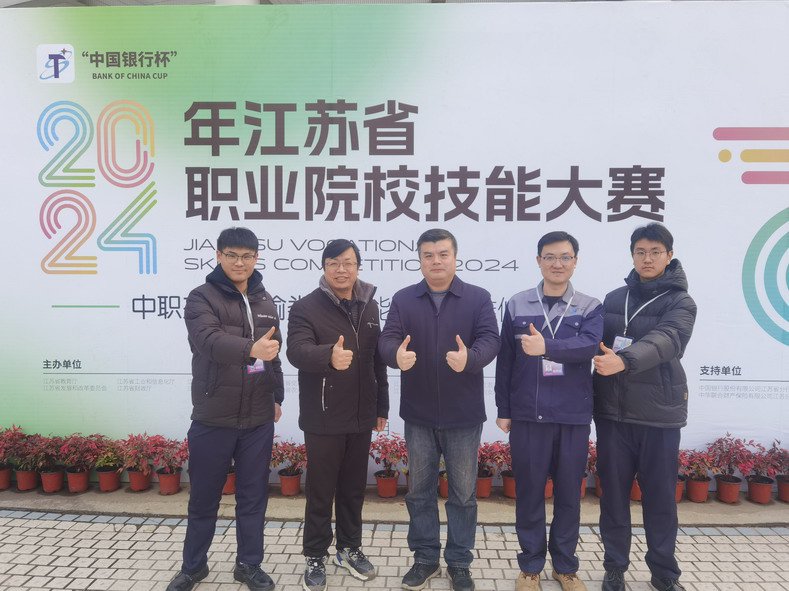 院领导与参赛师生合影留念