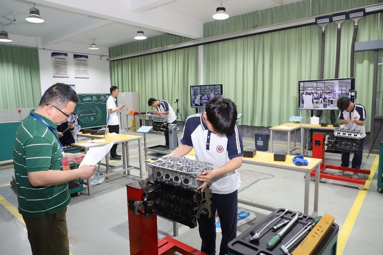 汽车维修赛项选手比赛精彩瞬间