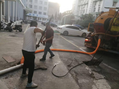 云龙湖校区管道清洗和化粪池清淤现场