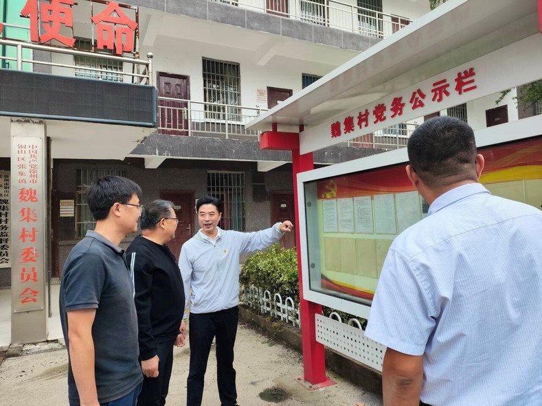 两支部党员就农村发展、球友会(中国)官方网站管理、社区治理等问题进行探讨