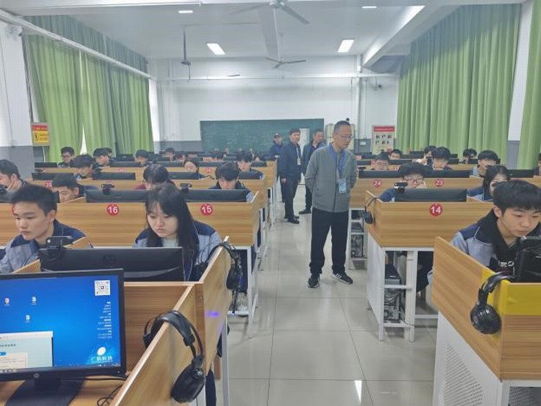 汽车维修工理论考试现场1