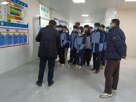 学生代表参观拖龙山校区食堂后场