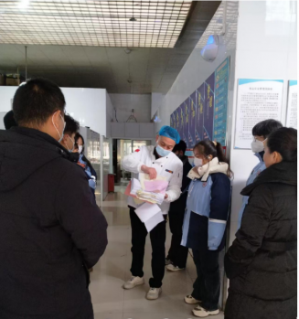 学生代表参观楚河校区后场了解食堂管理台账