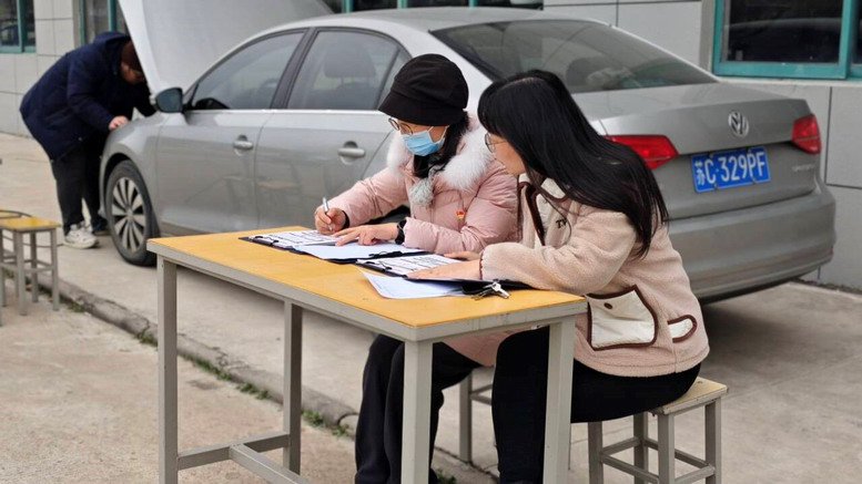 汽车工程学院党员教师为教职工登记检查车辆