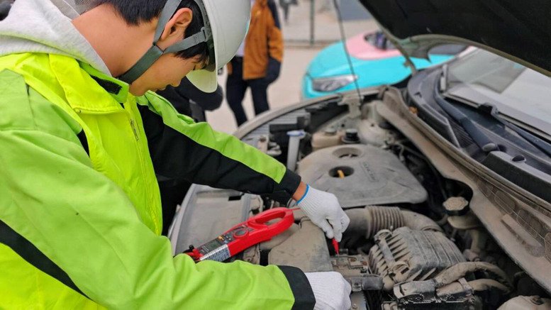 汽车工程学院团支部学生为教职工车辆做安全检测