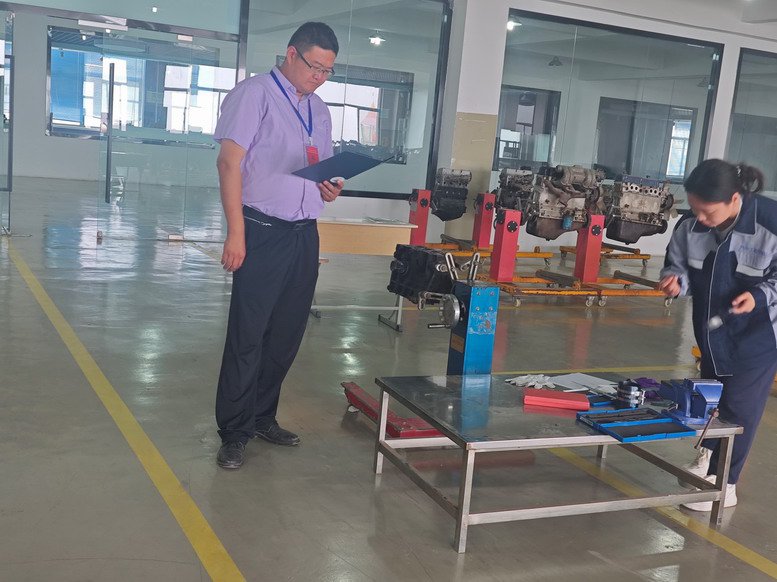 汽车工程学院技能大赛裁判现场评分