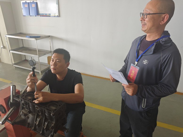 汽车工程学院技能大赛教师组裁判现场评分