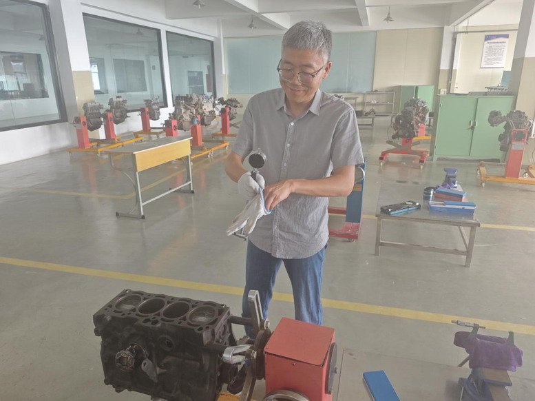 汽车工程学院开展“劳动育人，党员示范”活动