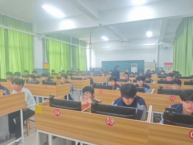 汽车工程学院高级工理论考试现场