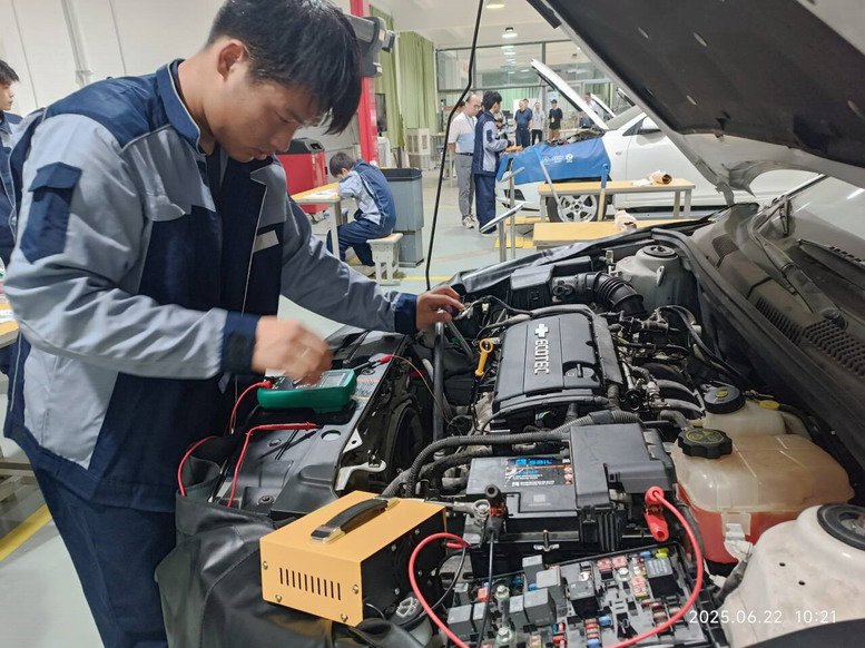 汽车学院高级工实操考试现场