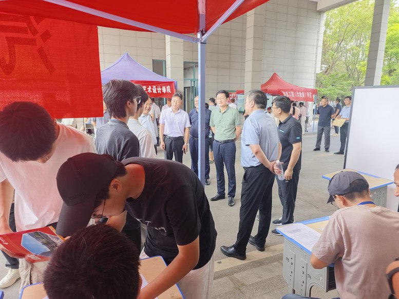 汽车工程学院新生报到工作现场