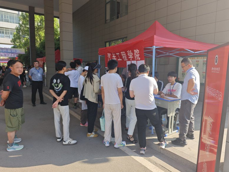 汽车工程学院工作人员为学生办理报到手续